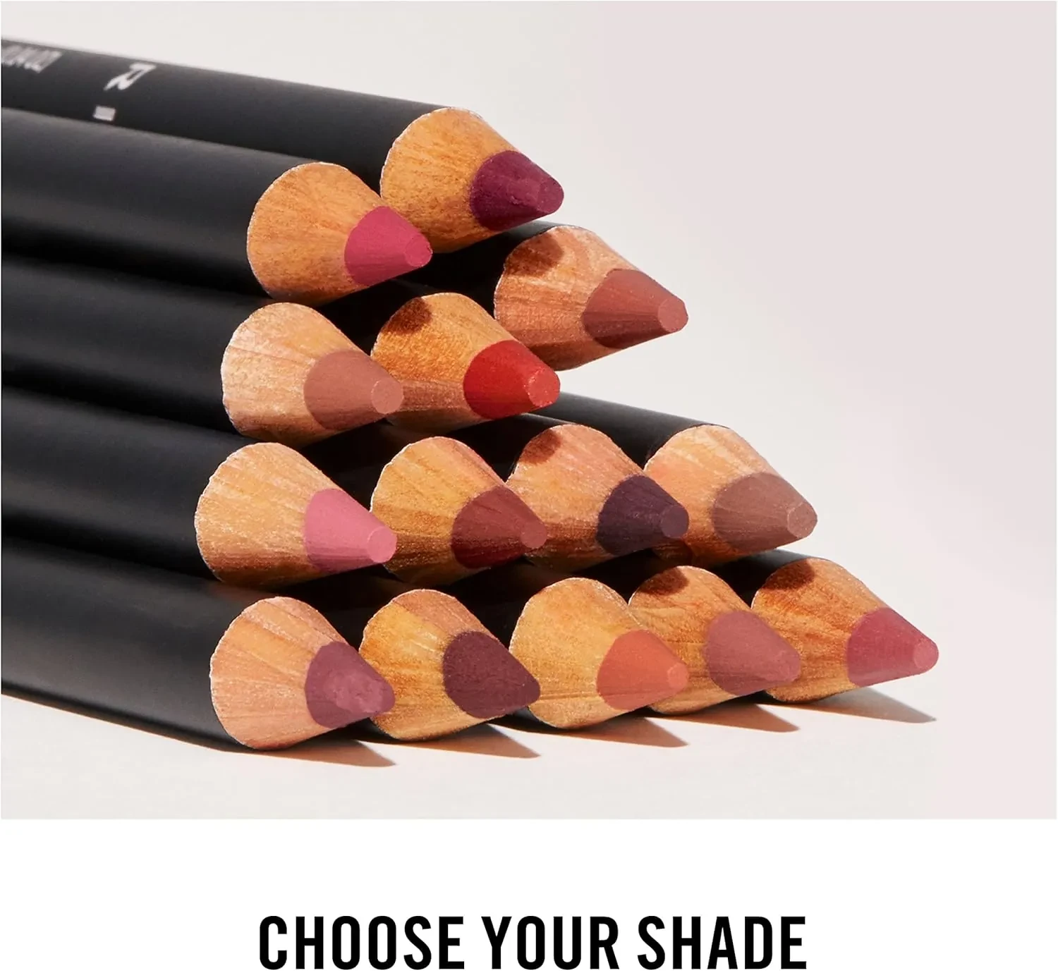 قلم تحديد شفاه ريميل لاستينج فينيش 790 لمكياج سهل متقن